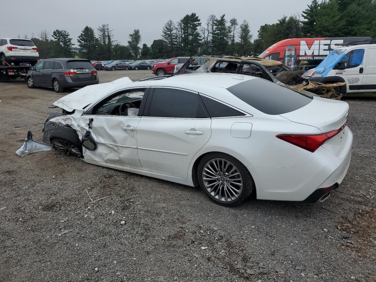2022 Toyota Avalon Limited - Фото 2