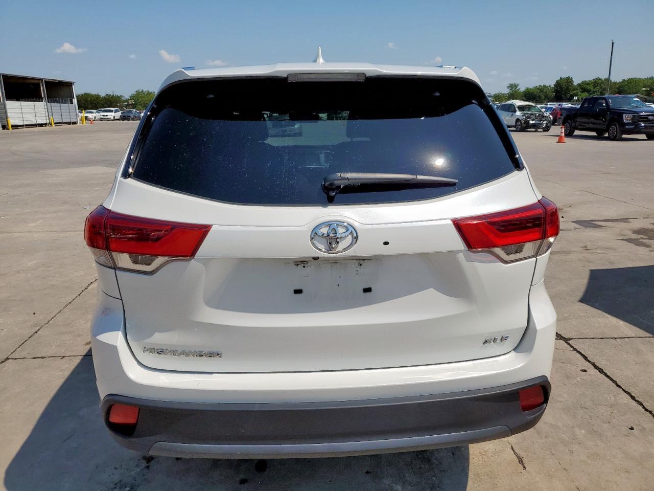2019 Toyota Highlander Se - Image 6