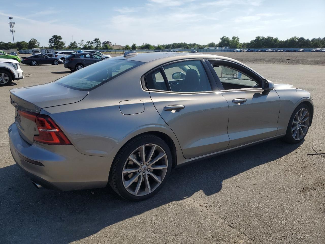 2019 Volvo S60 T6 Momentum - Фото 3
