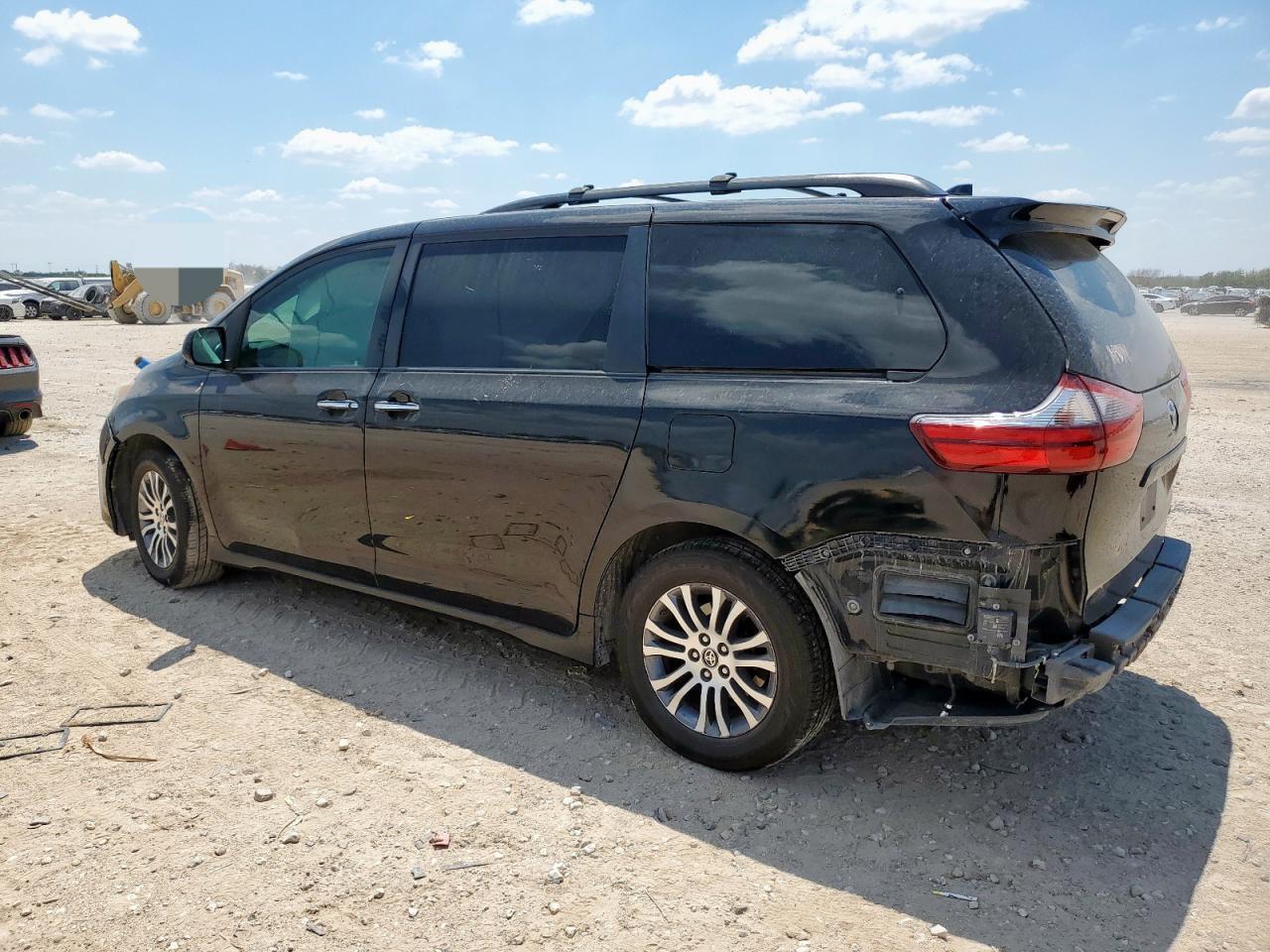 2020 Toyota Sienna Xle - Image 2