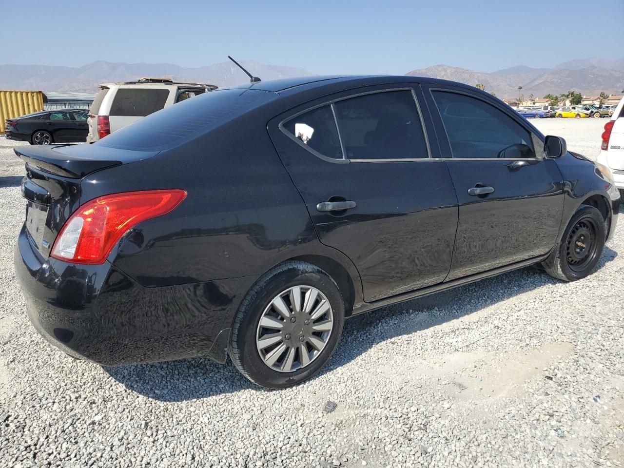 2014 Nissan Versa S - Фото 3