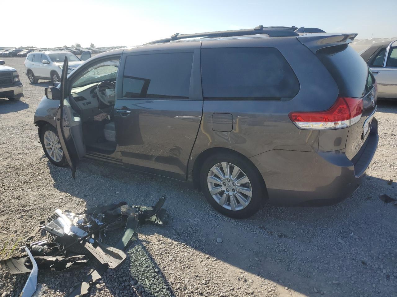 2012 Toyota Sienna Xle - Image 2