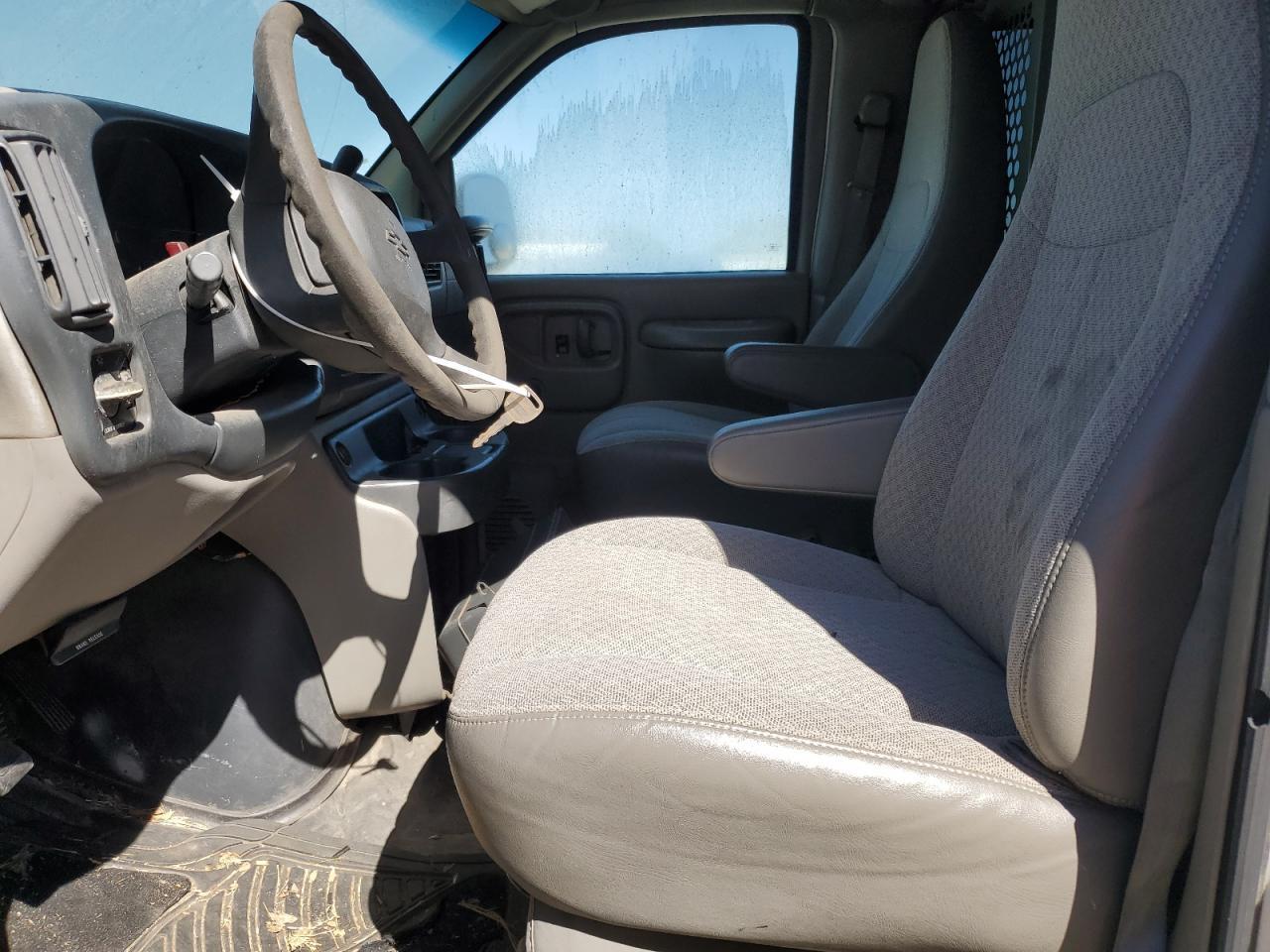 2000 Chevrolet Express G3500 - Image 7