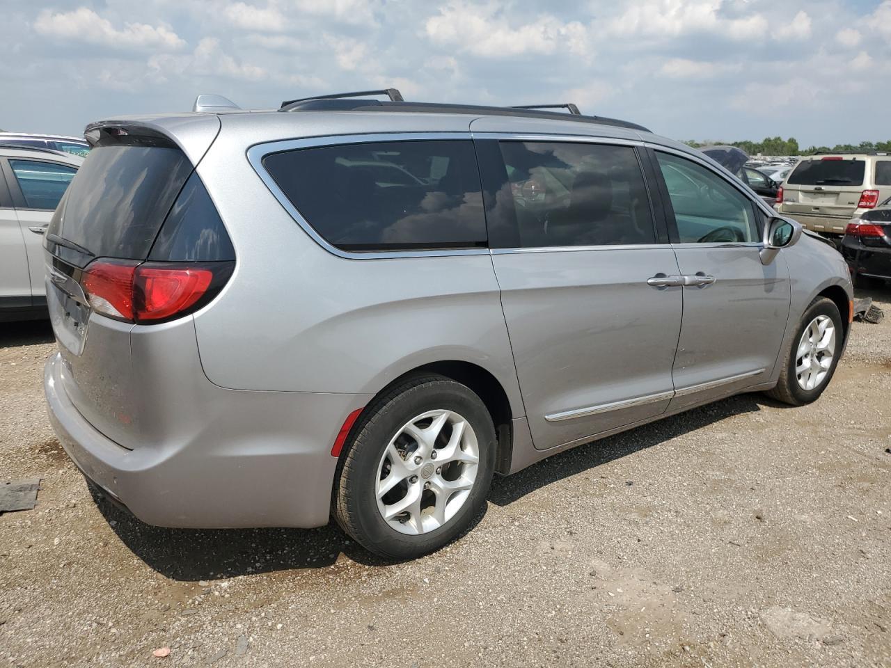 2017 Chrysler Pacifica Touring L - Фото 3