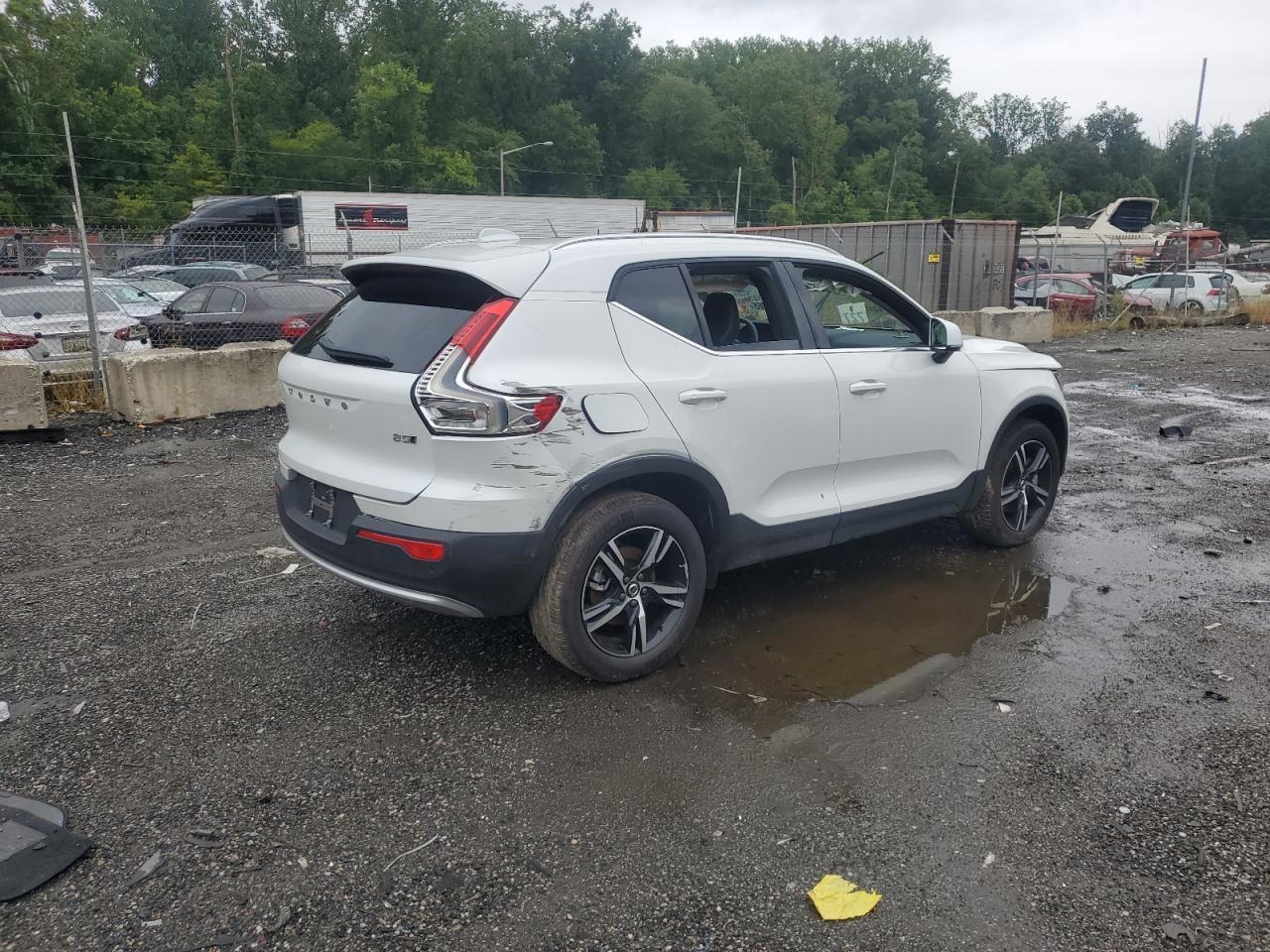 2025 Volvo Xc40 Core - Фото 3