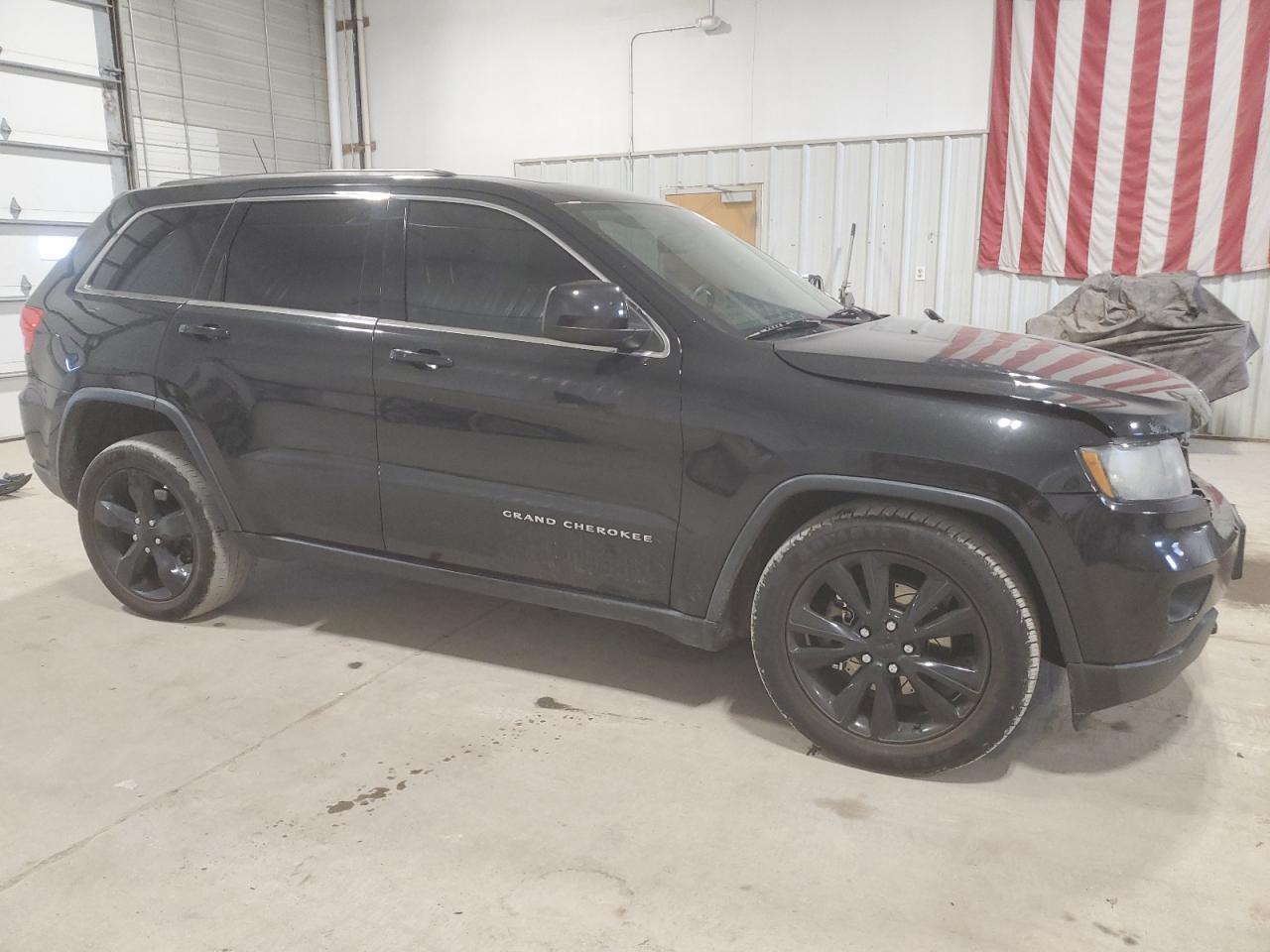2012 Jeep Grand Cherokee Laredo - Image 4