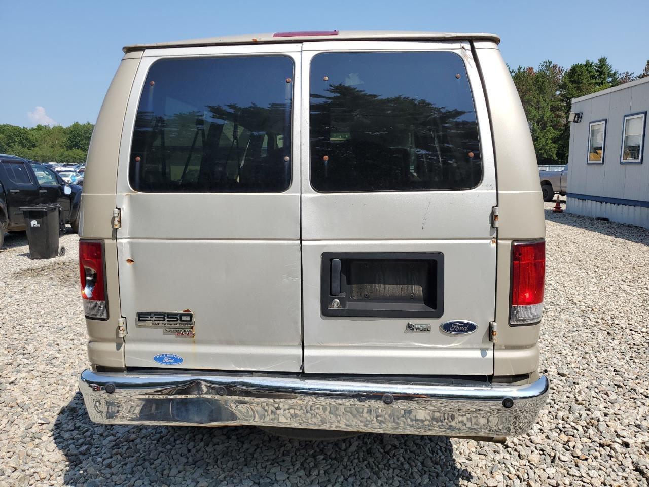 2011 Ford Econoline E350 Super Duty Wagon - Image 6
