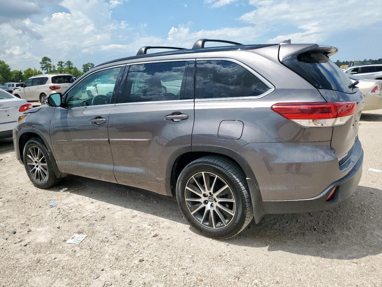 2018 Toyota Highlander Se - Фото 2