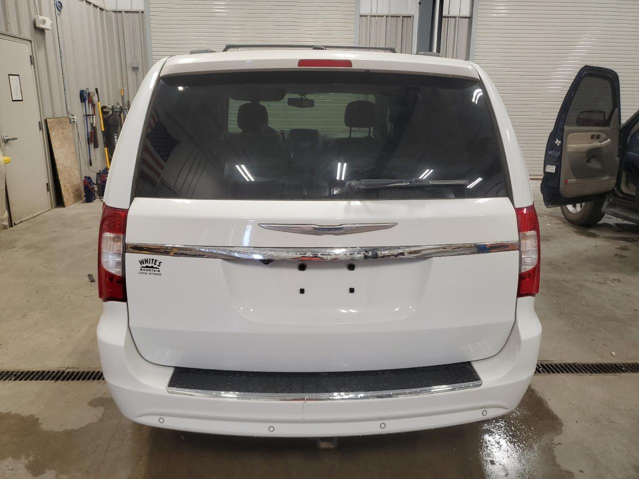 2014 Chrysler Town & Country Touring L - Image 6