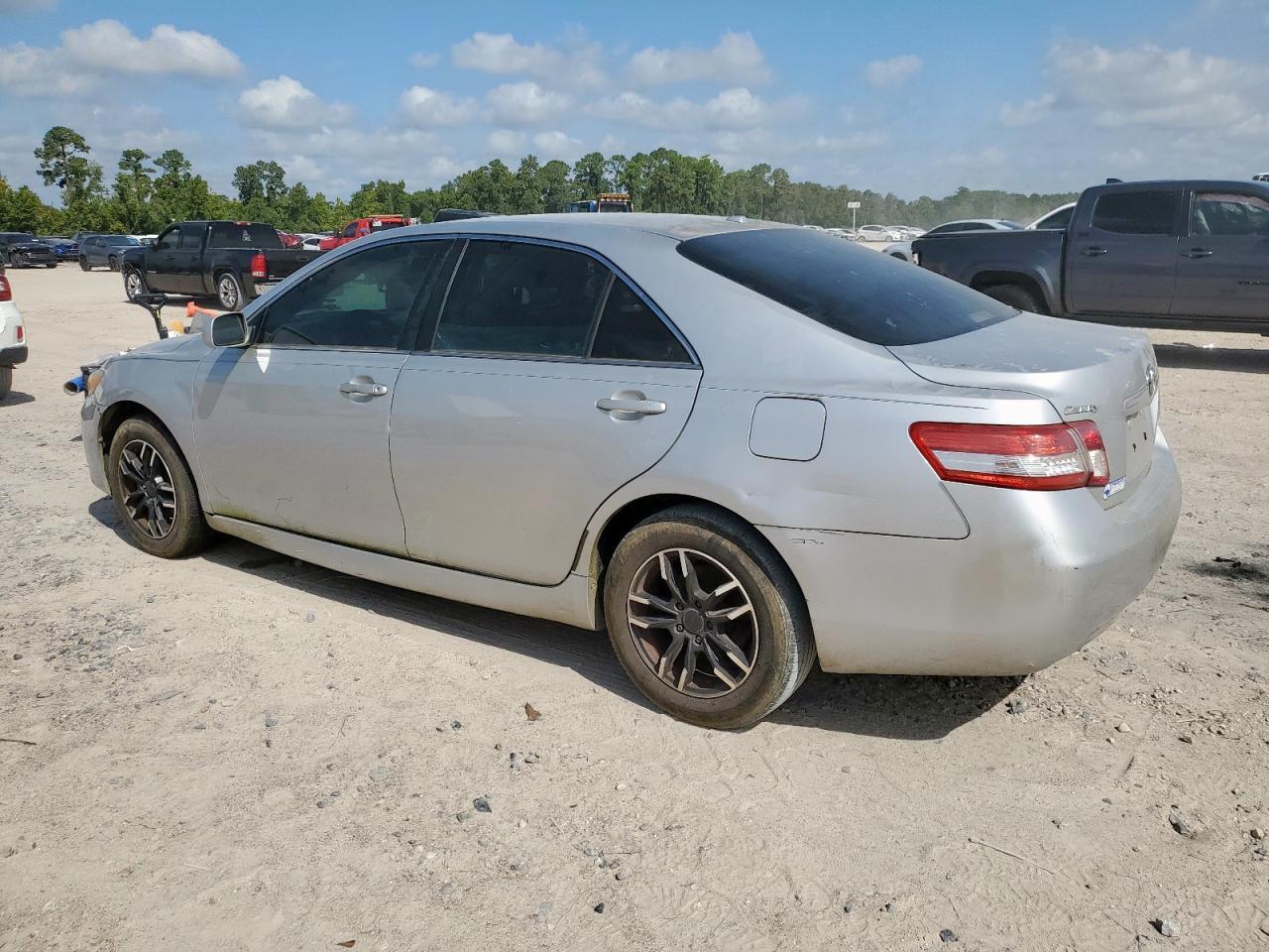 2011 Toyota Camry Base - Фото 2