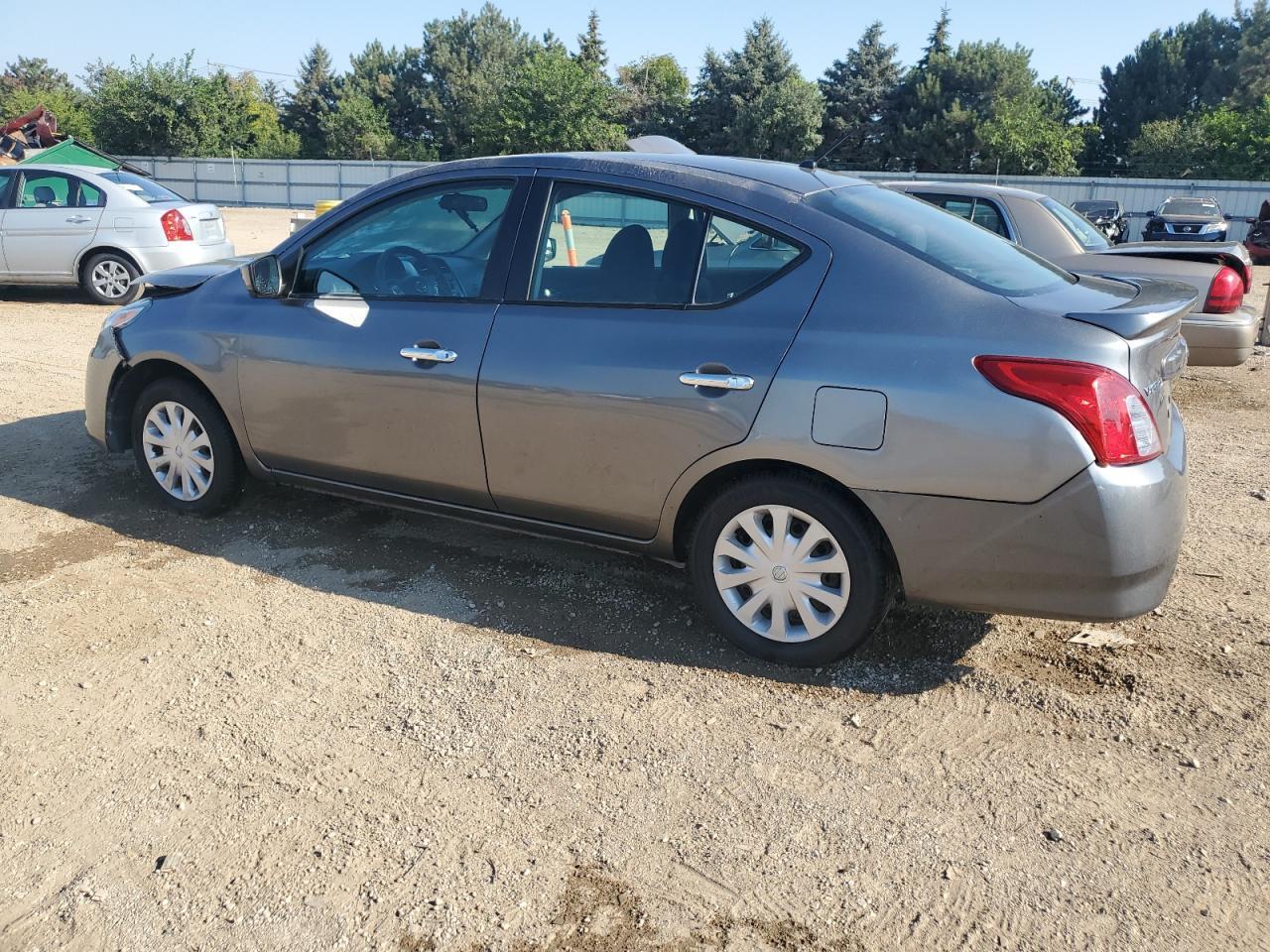 2017 Nissan Versa S - Фото 2