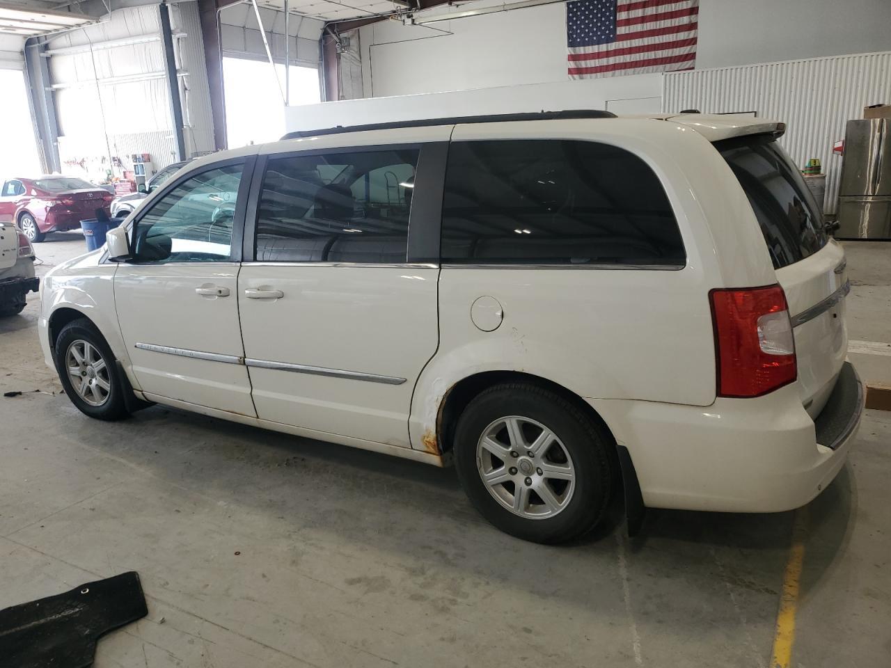 2011 Chrysler Town & Country Touring - Фото 2