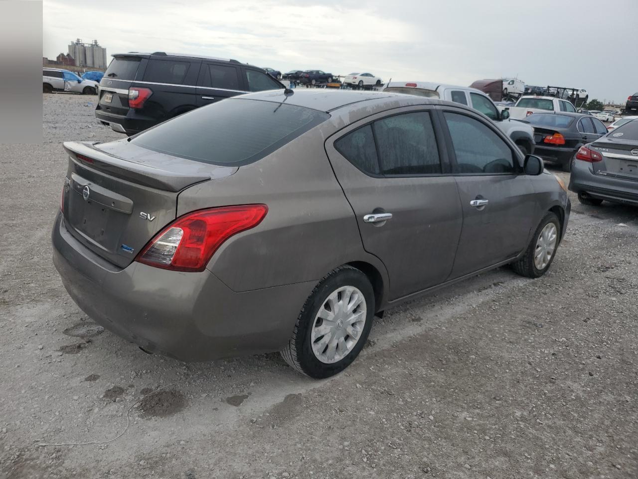 2014 Nissan Versa S - Image 3