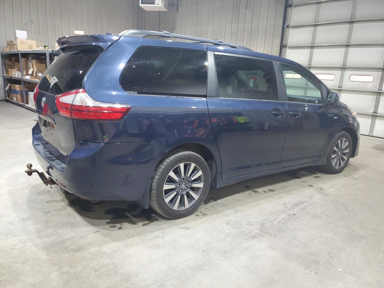 2018 Toyota Sienna Le 7-Passenger - Image 3