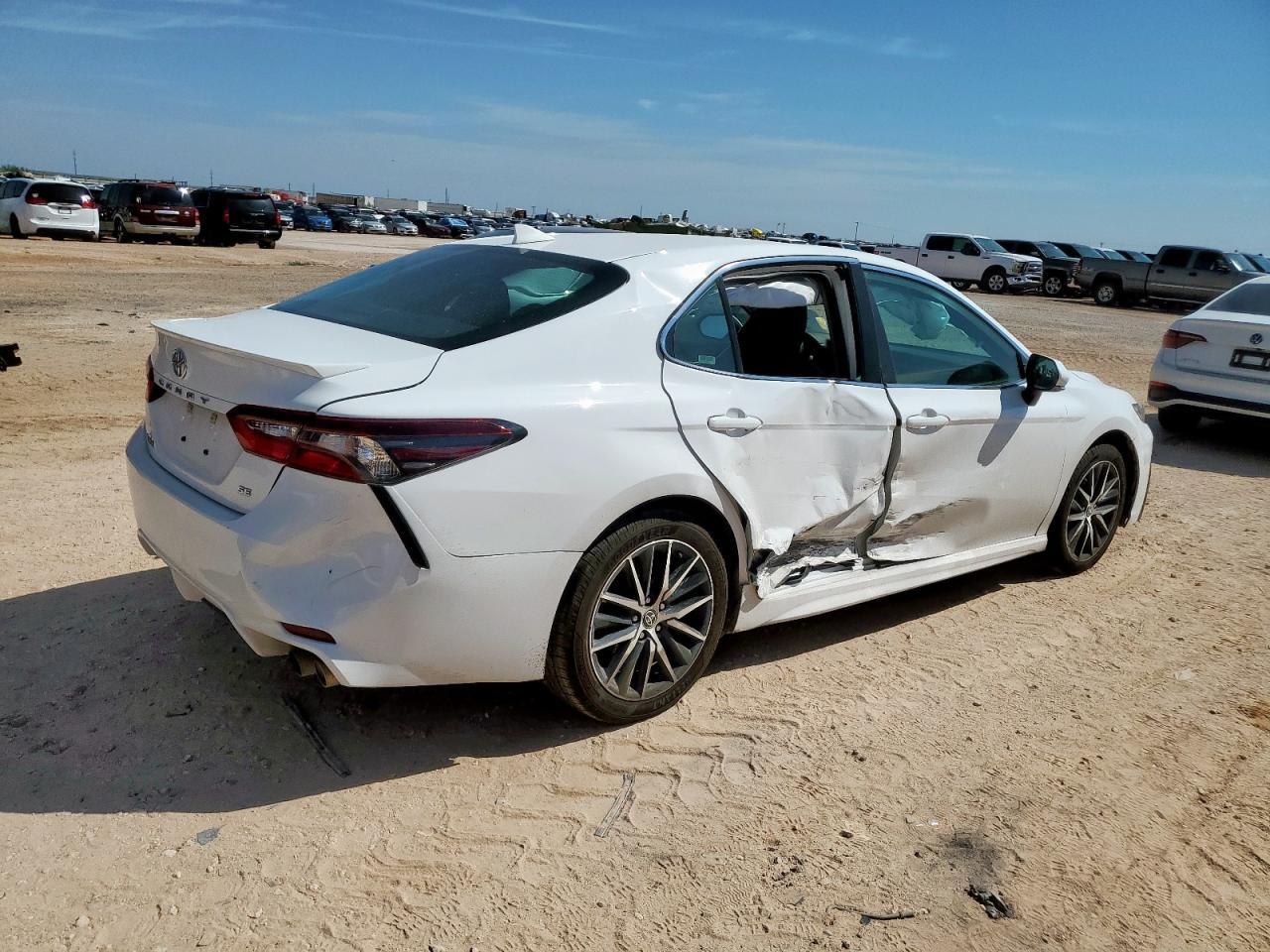 2023 Toyota Camry Se - Image 3