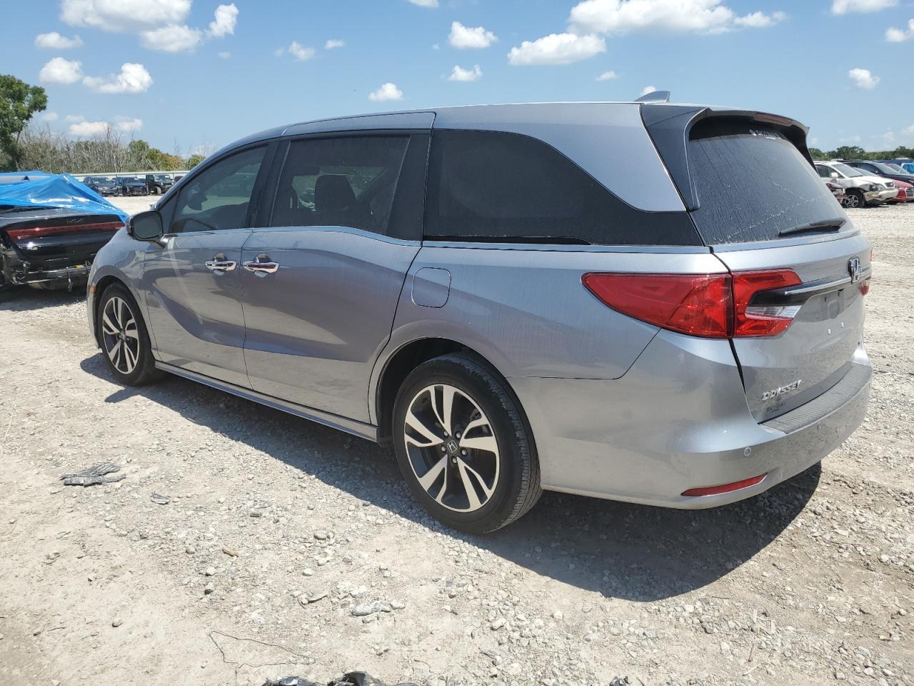 2024 Honda Odyssey Touring - Image 2