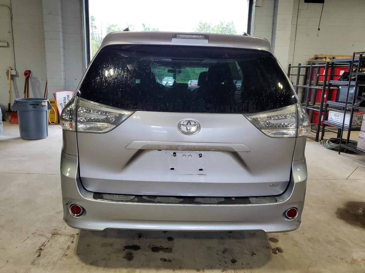 2011 Toyota Sienna Sport - Фото 6