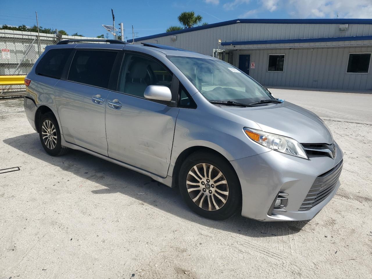2018 Toyota Sienna Xle - Фото 4