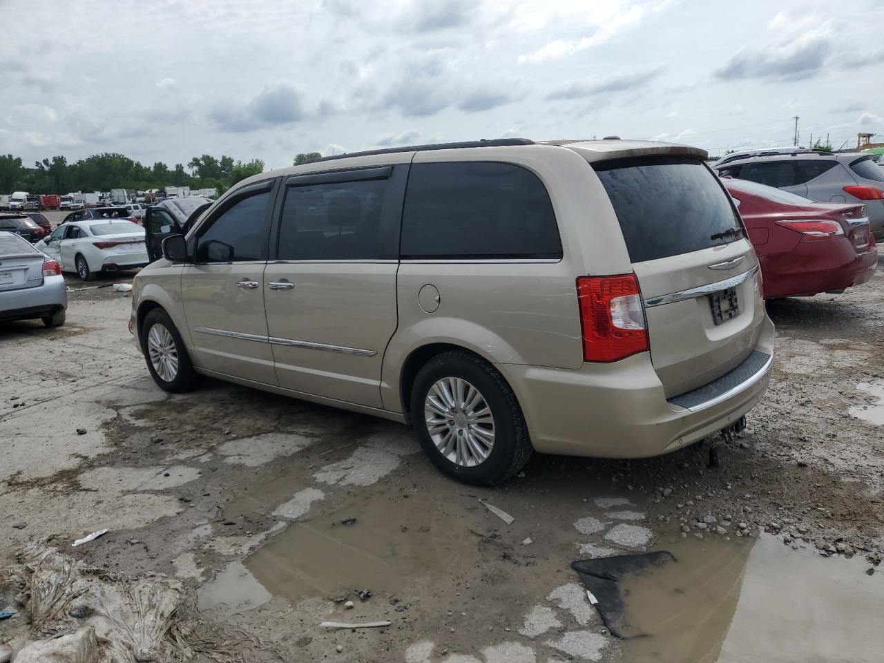 2013 Chrysler Town & Country Touring L - Image 2