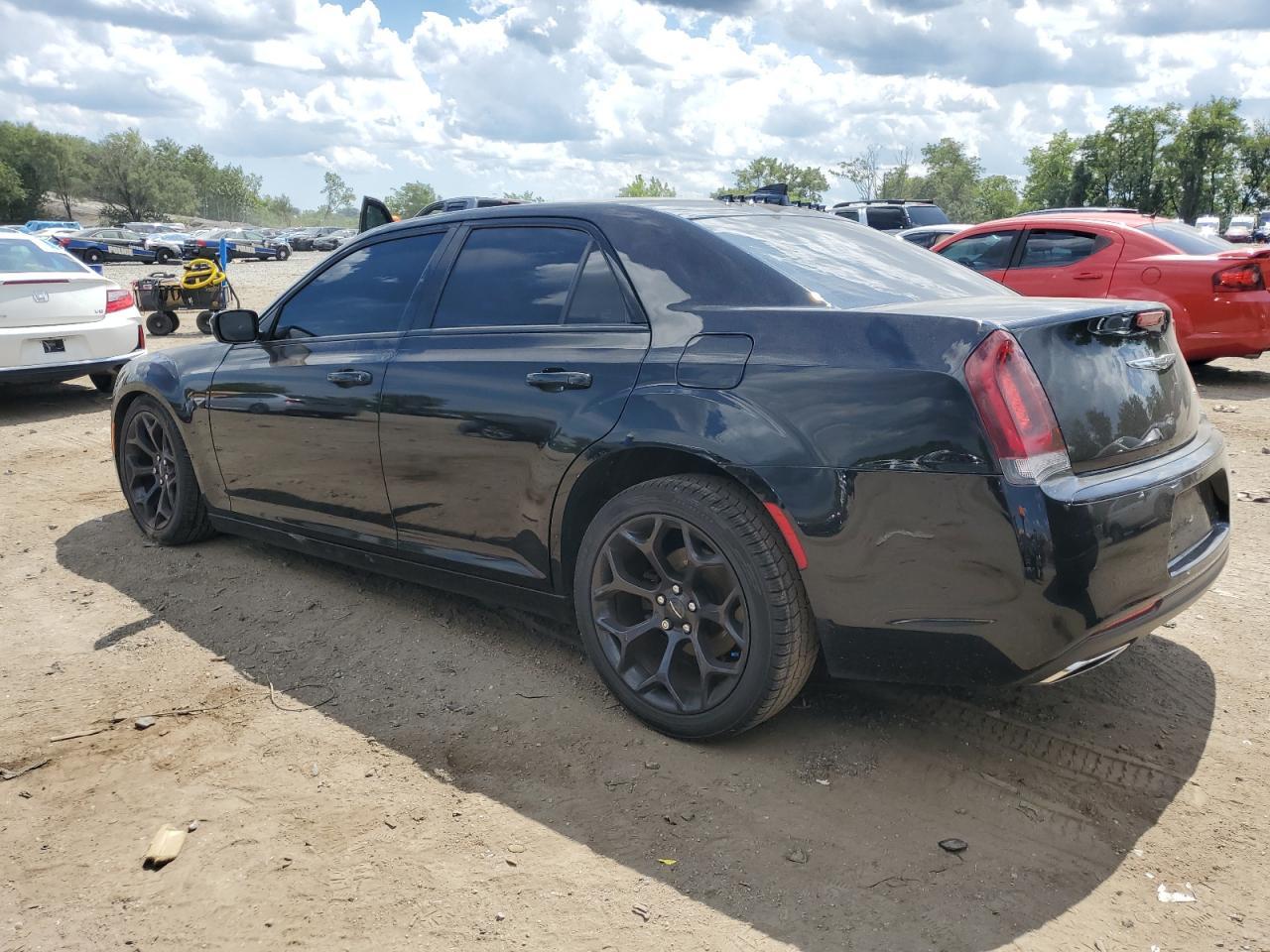 2019 Chrysler 300 Touring - Фото 2