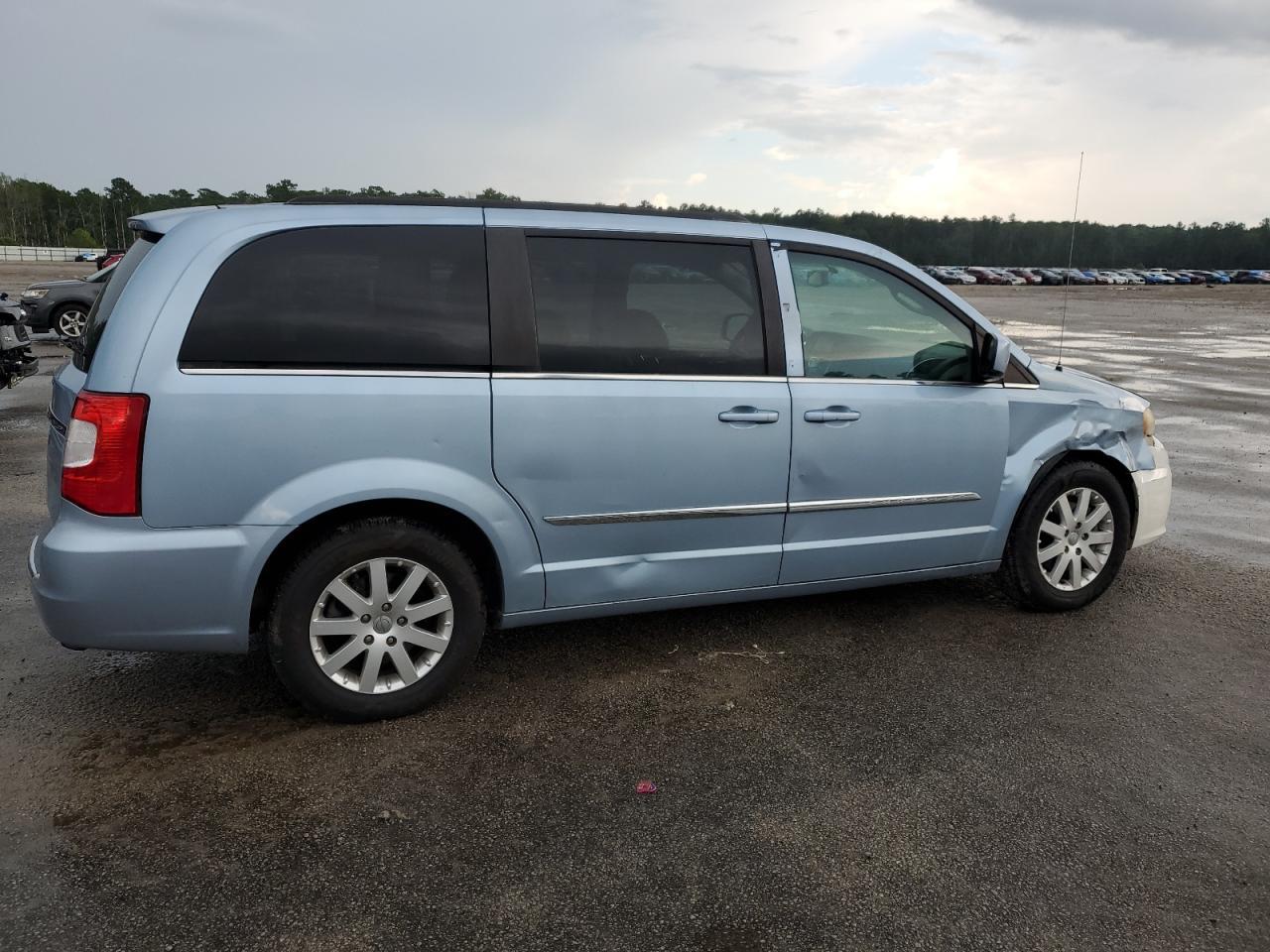 2013 Chrysler Town & Country Touring - Image 3