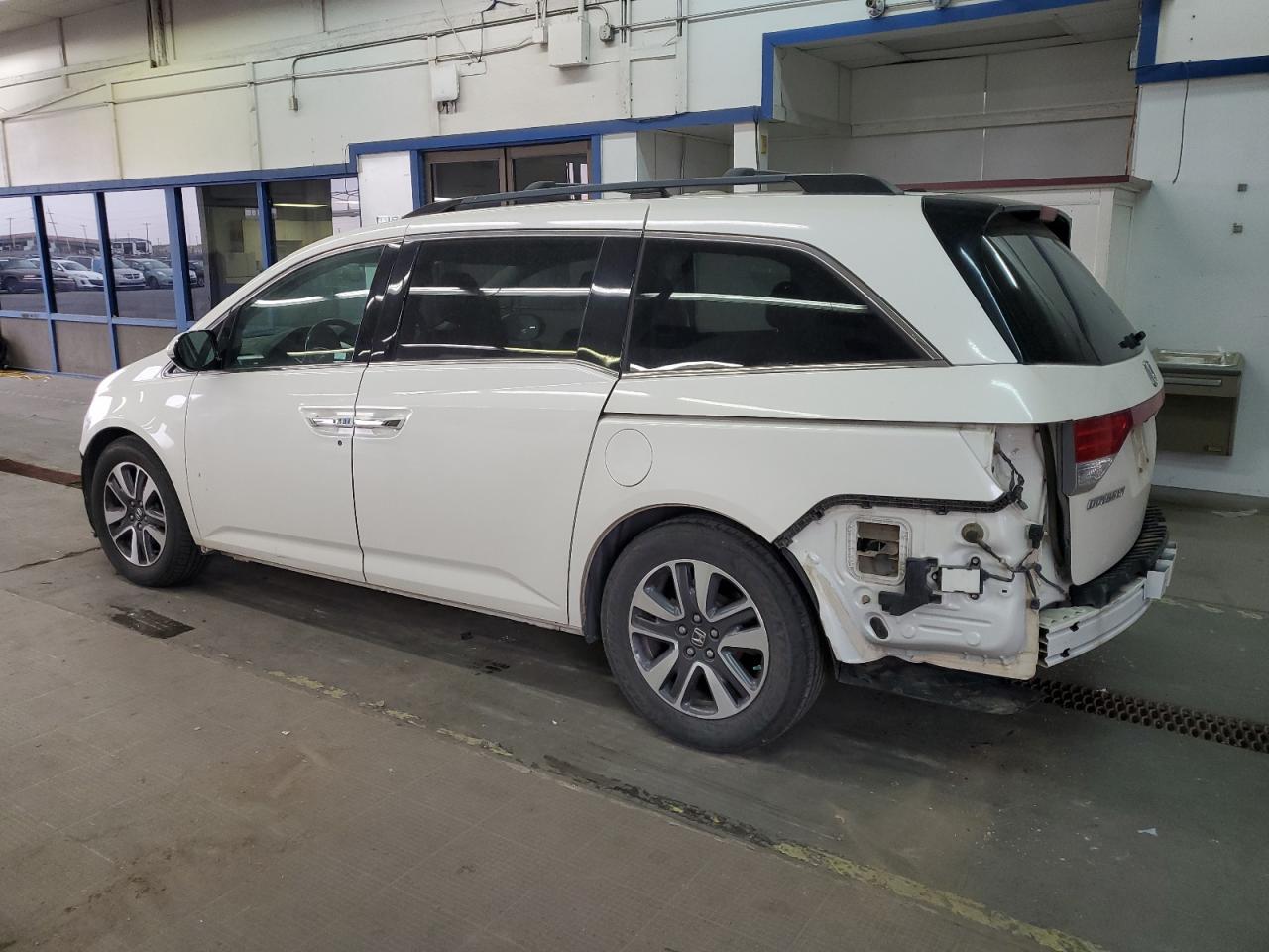 2015 Honda Odyssey Touring - Фото 2