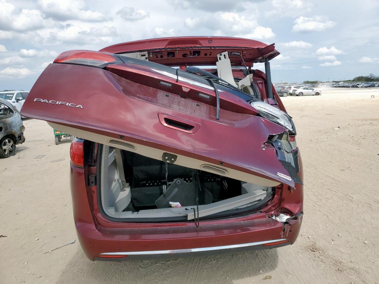 2017 Chrysler Pacifica Touring L - Фото 6