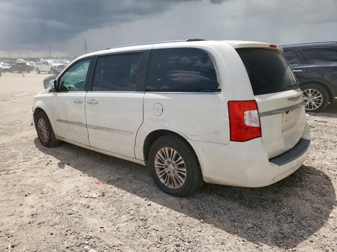 2011 Chrysler Town & Country Limited - Фото 2