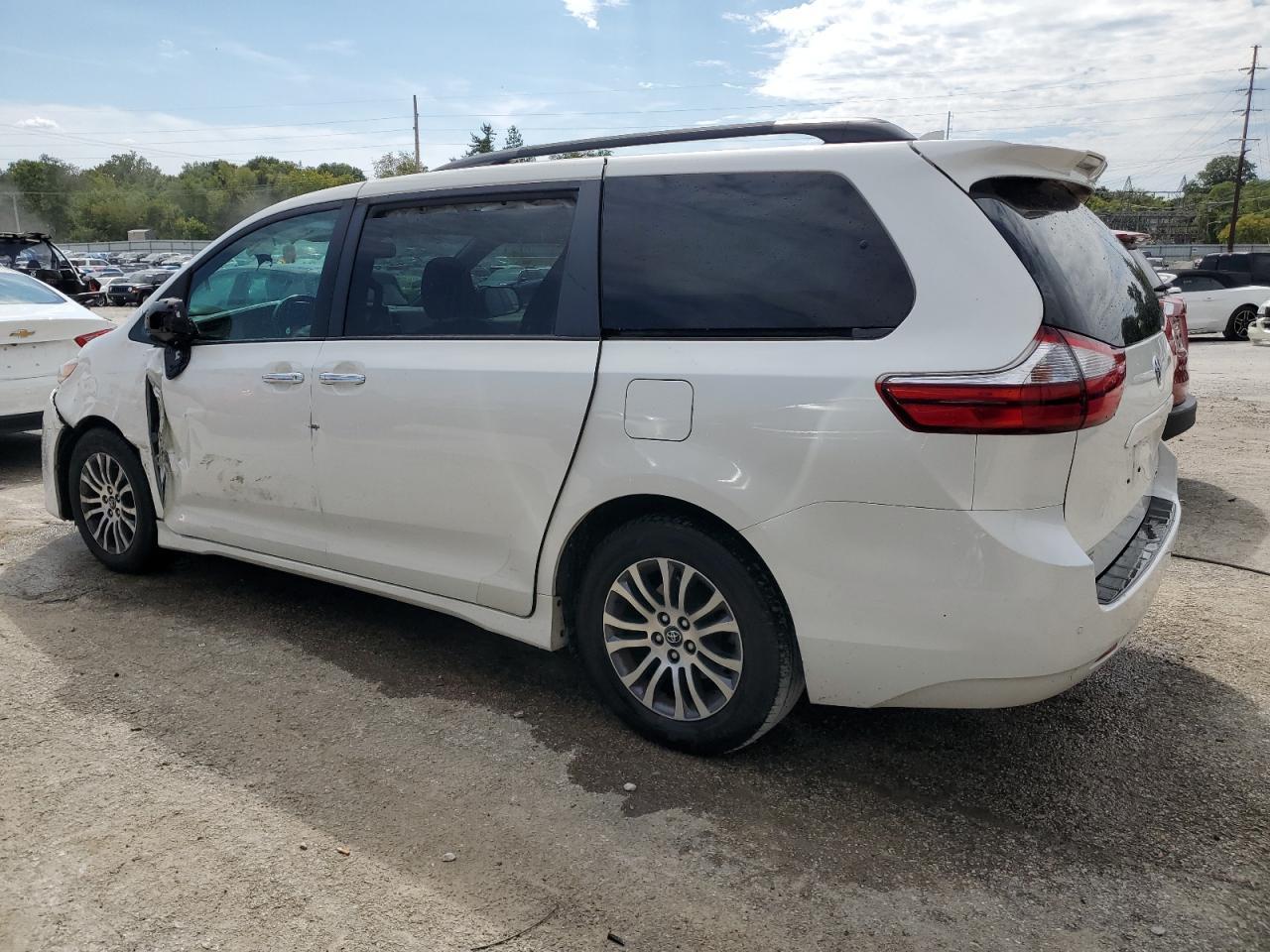 2018 Toyota Sienna Xle 8-Passenger - Фото 2