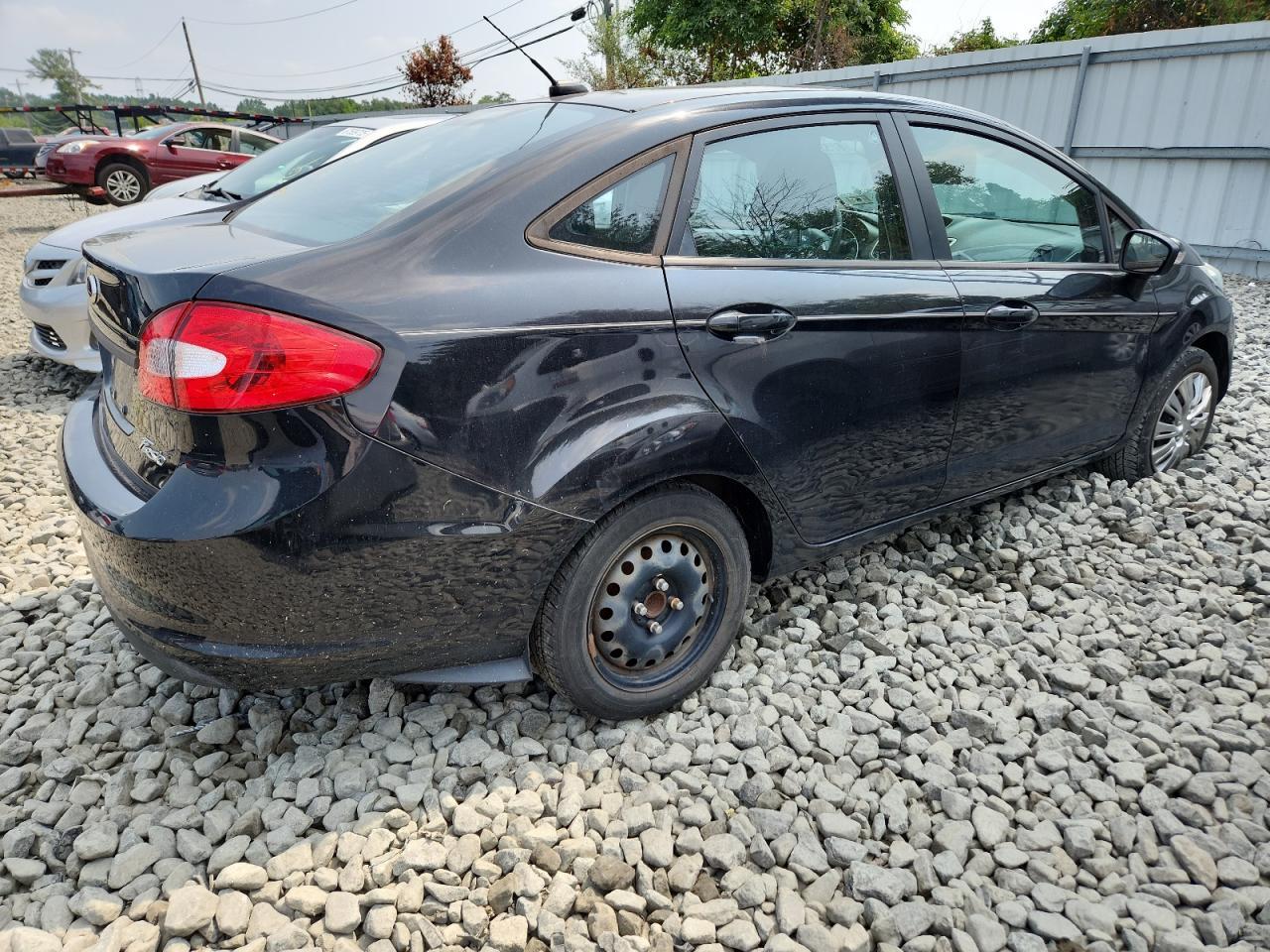 2013 Ford Fiesta Se - Фото 3