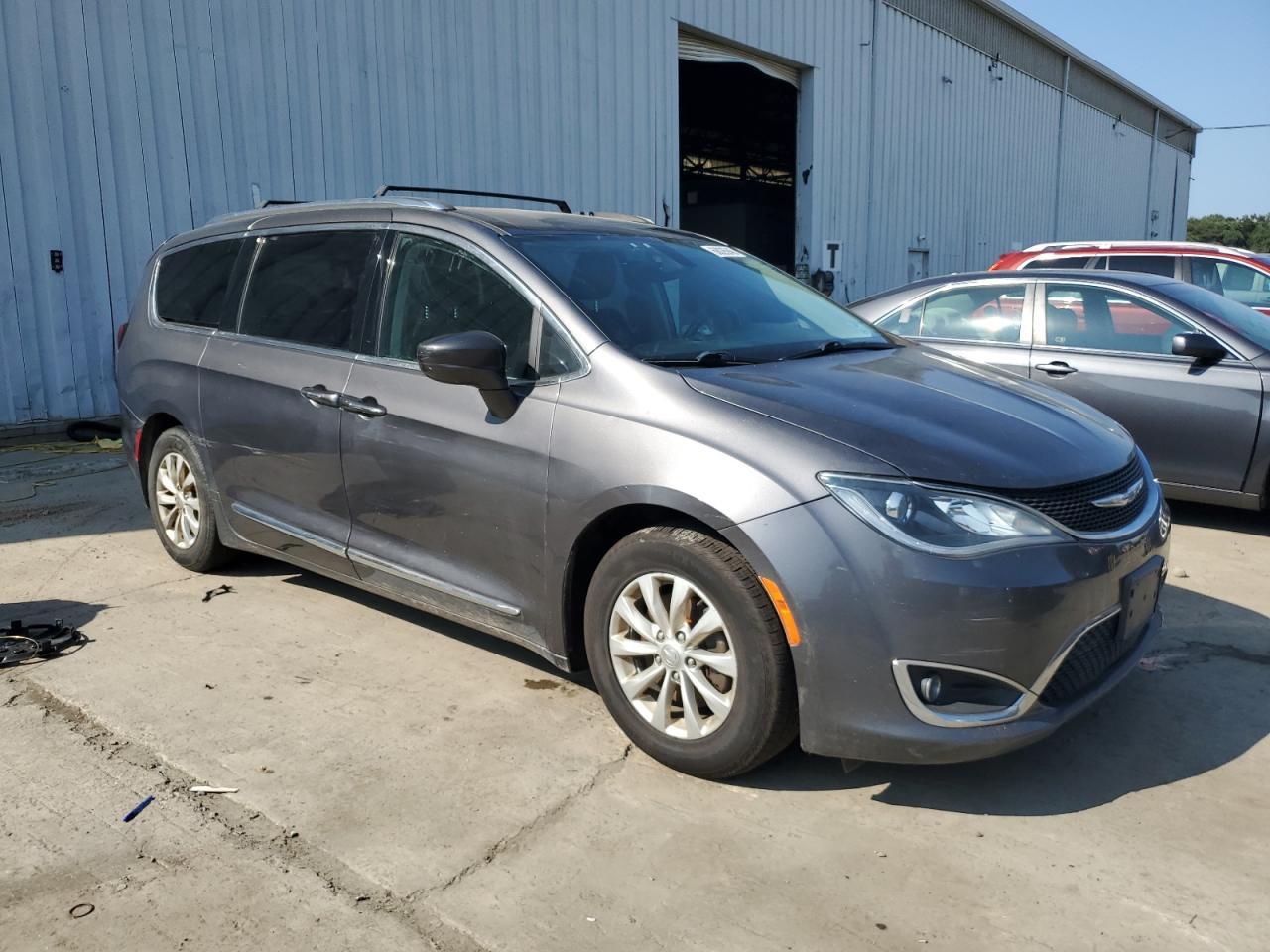 2018 Chrysler Pacifica Touring L - Фото 4