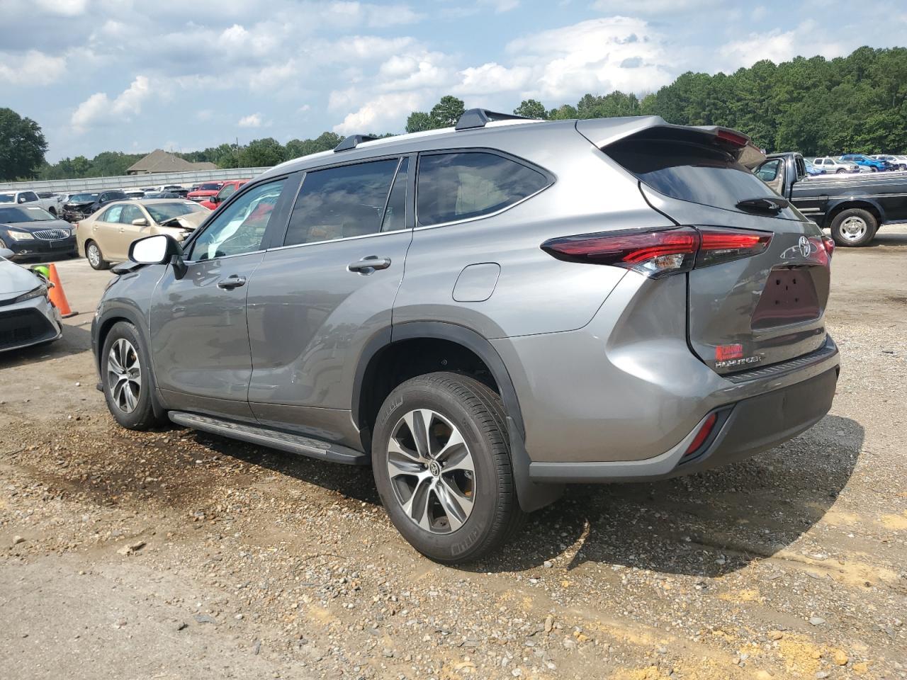 2025 Toyota Highlander Le - Image 2