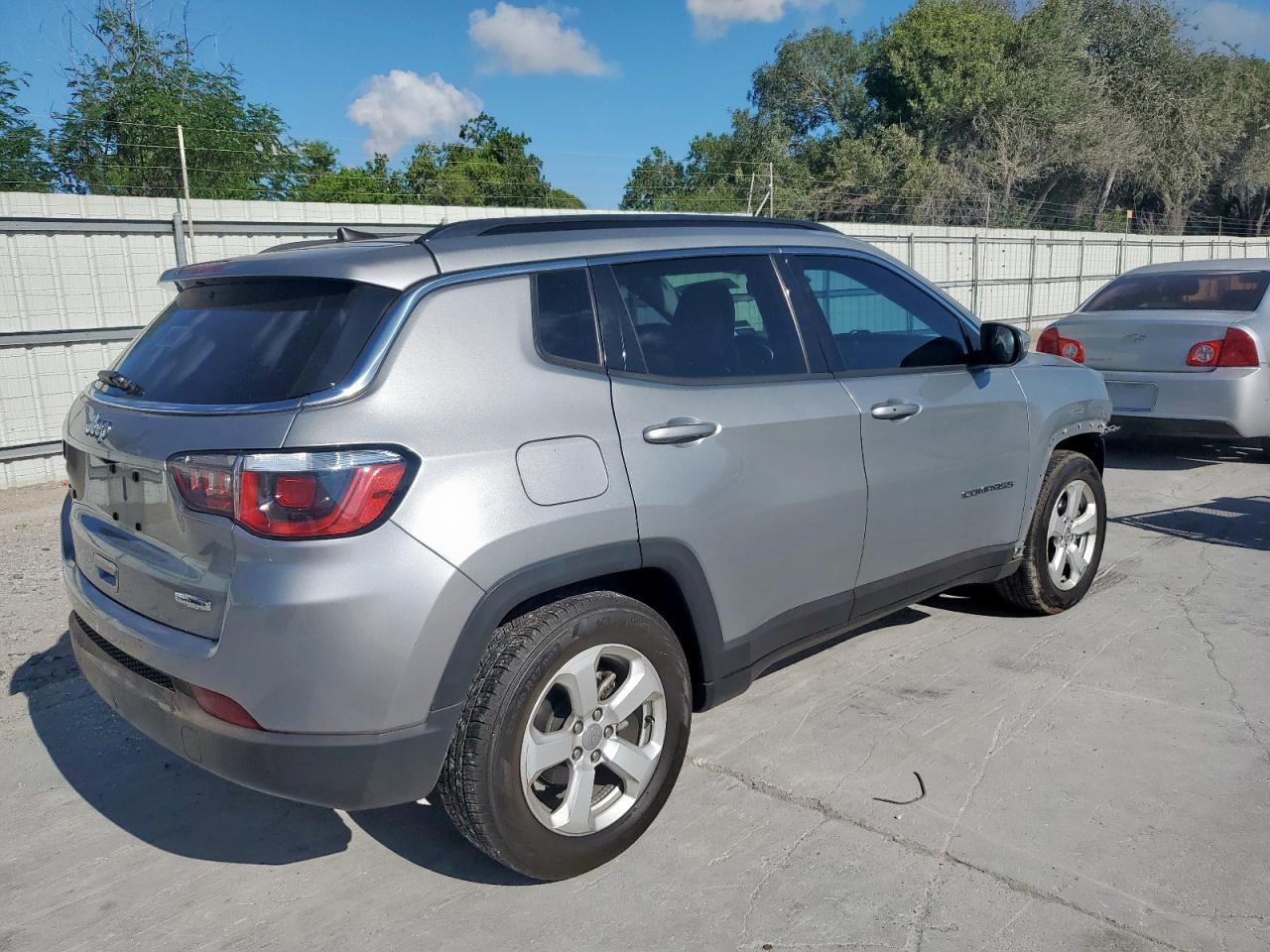 2020 Jeep Compass Latitude - Image 3
