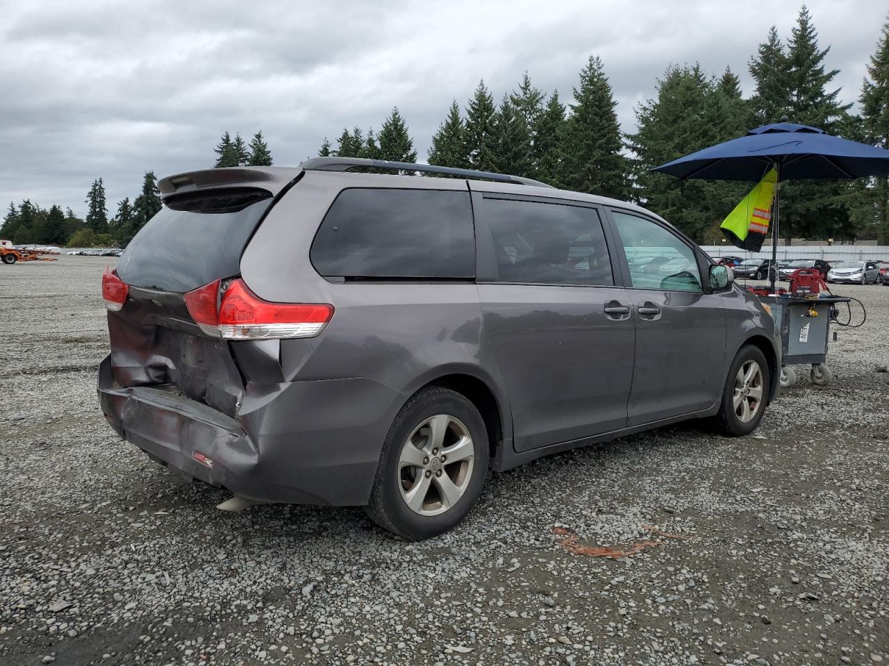 2013 Toyota Sienna Le - Image 3