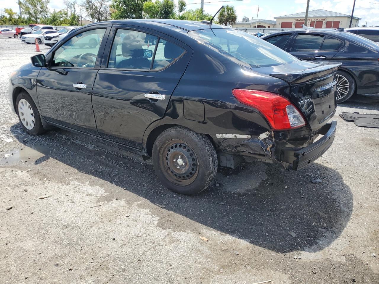 2017 Nissan Versa S - Фото 2