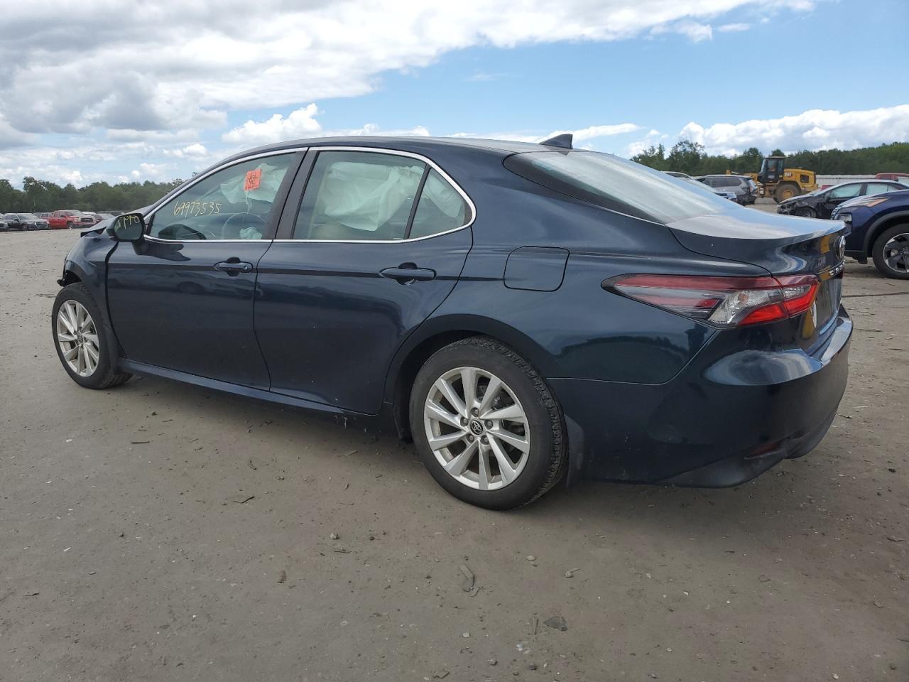 2021 Toyota Camry Le - Фото 2