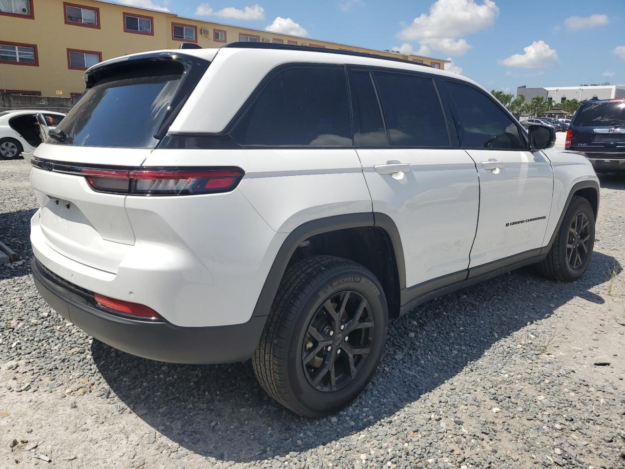 2024 Jeep Grand Cherokee Laredo - Image 3