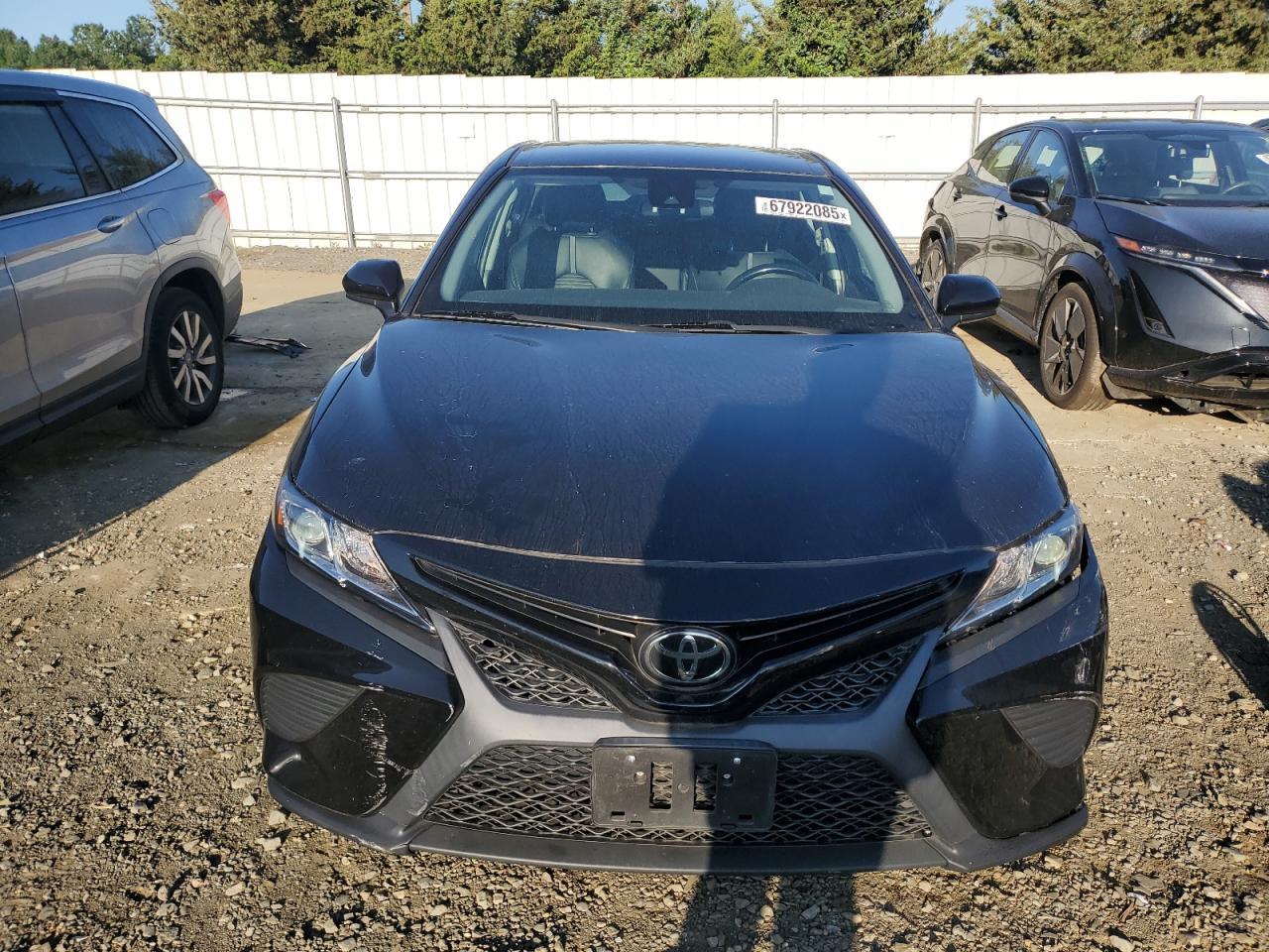 2020 Toyota Camry Se - Фото 5