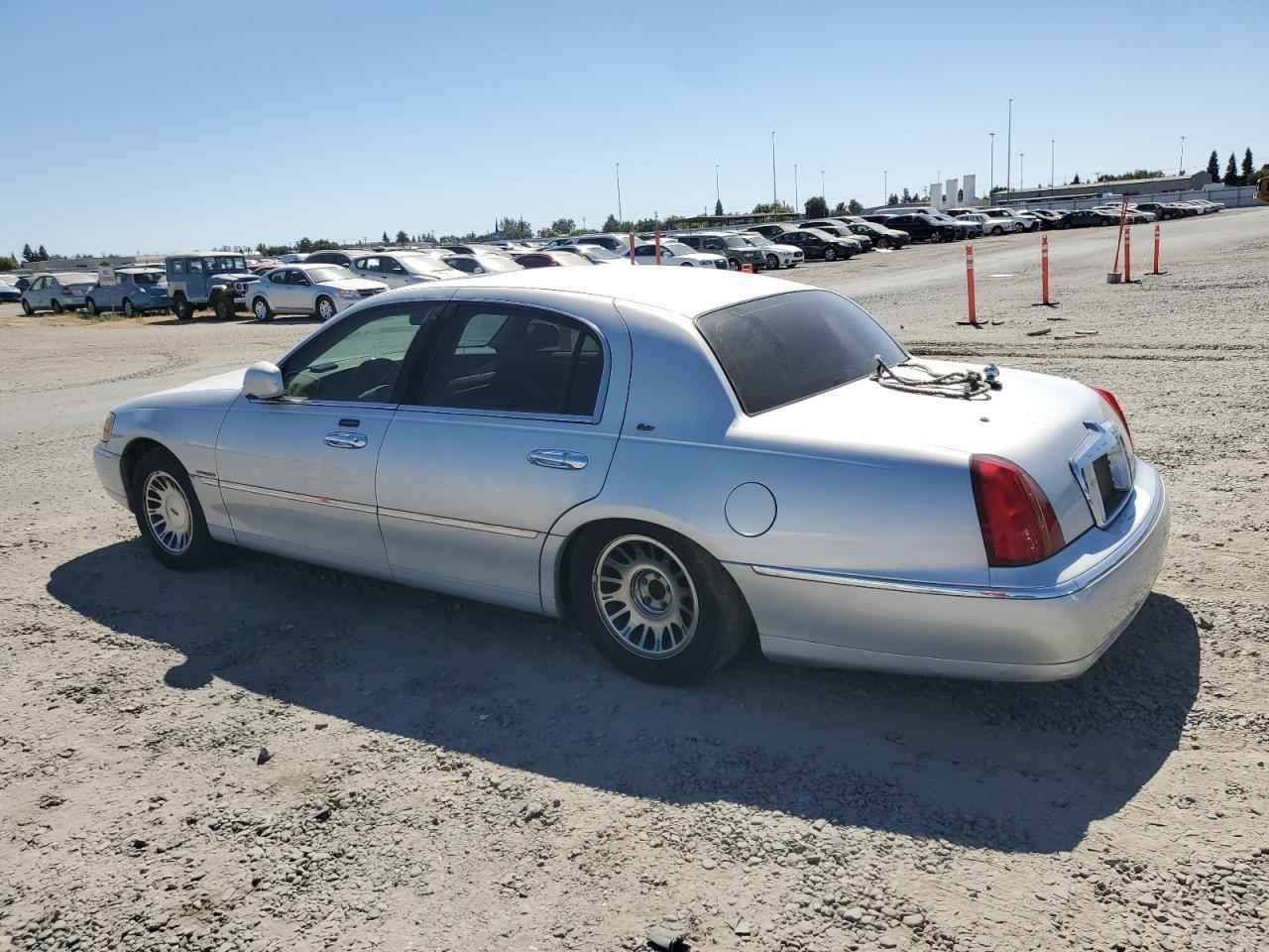 2002 Lincoln Town Car Cartier - Image 2