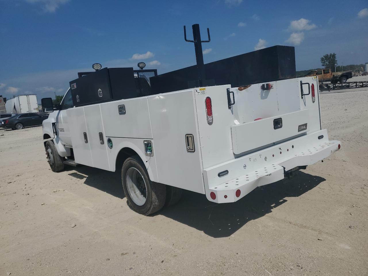 2019 Chevrolet Silverado Medium Duty - Фото 2