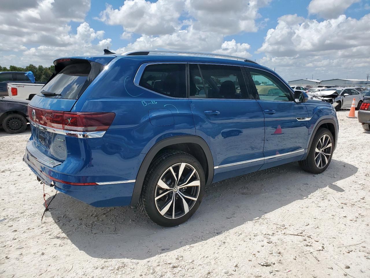2025 Volkswagen Atlas Sel Premium R-Line - Image 3