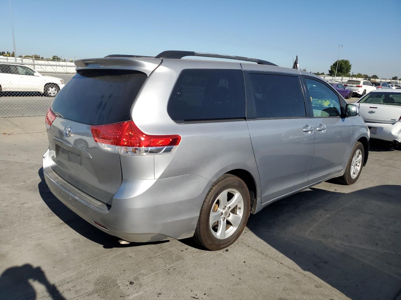 2013 Toyota Sienna Le - Фото 3