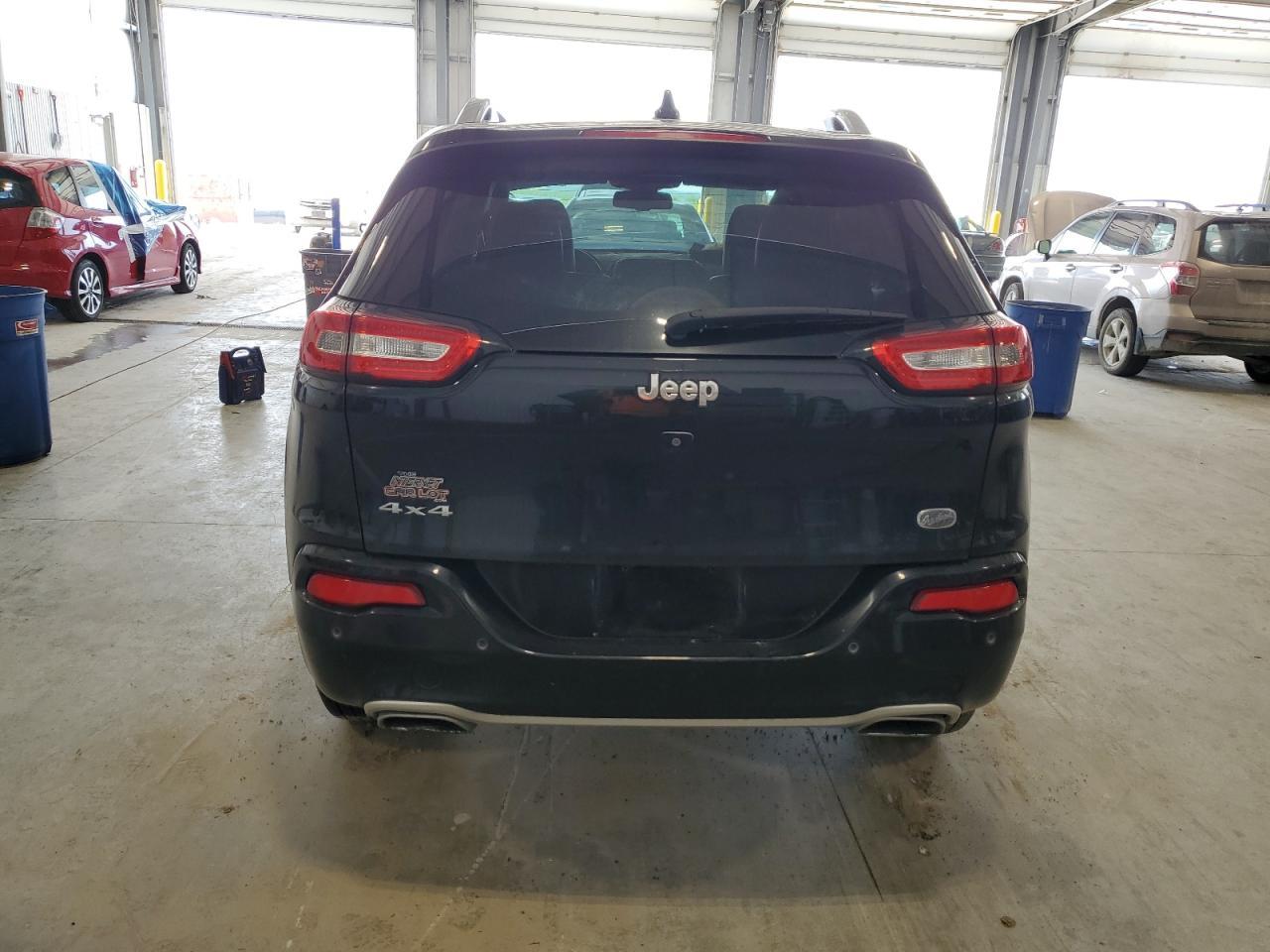 2018 Jeep Cherokee Overland - Image 6