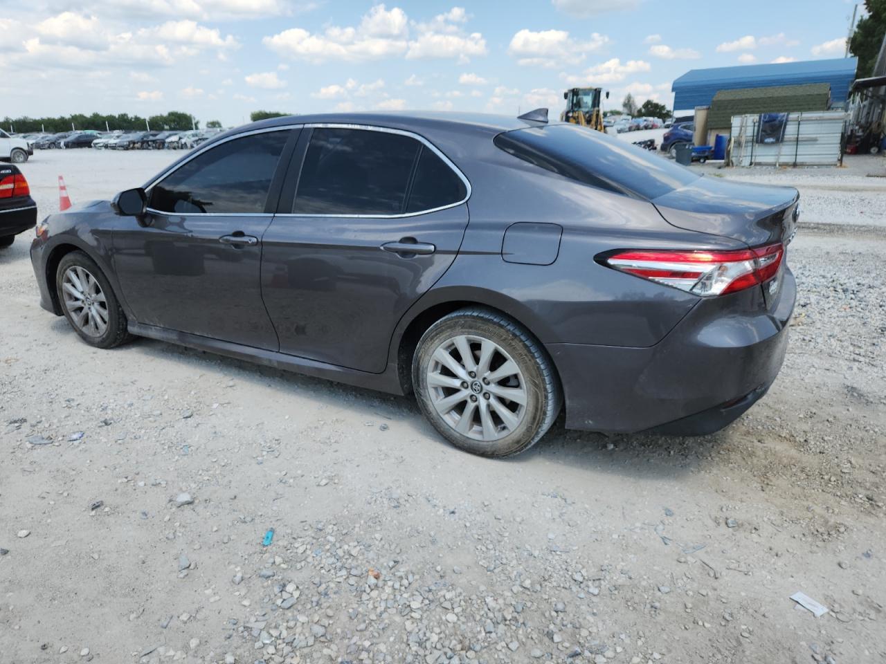 2020 Toyota Camry Le - Фото 2