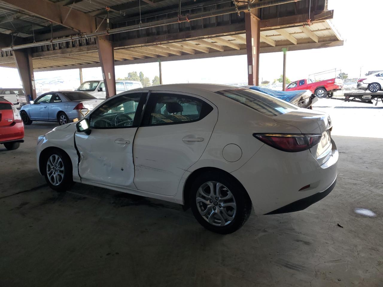 2017 Toyota Yaris Ia - Фото 2