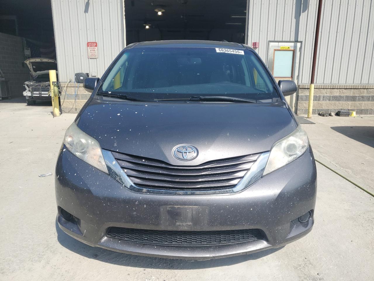 2017 Toyota Sienna Le - Image 5