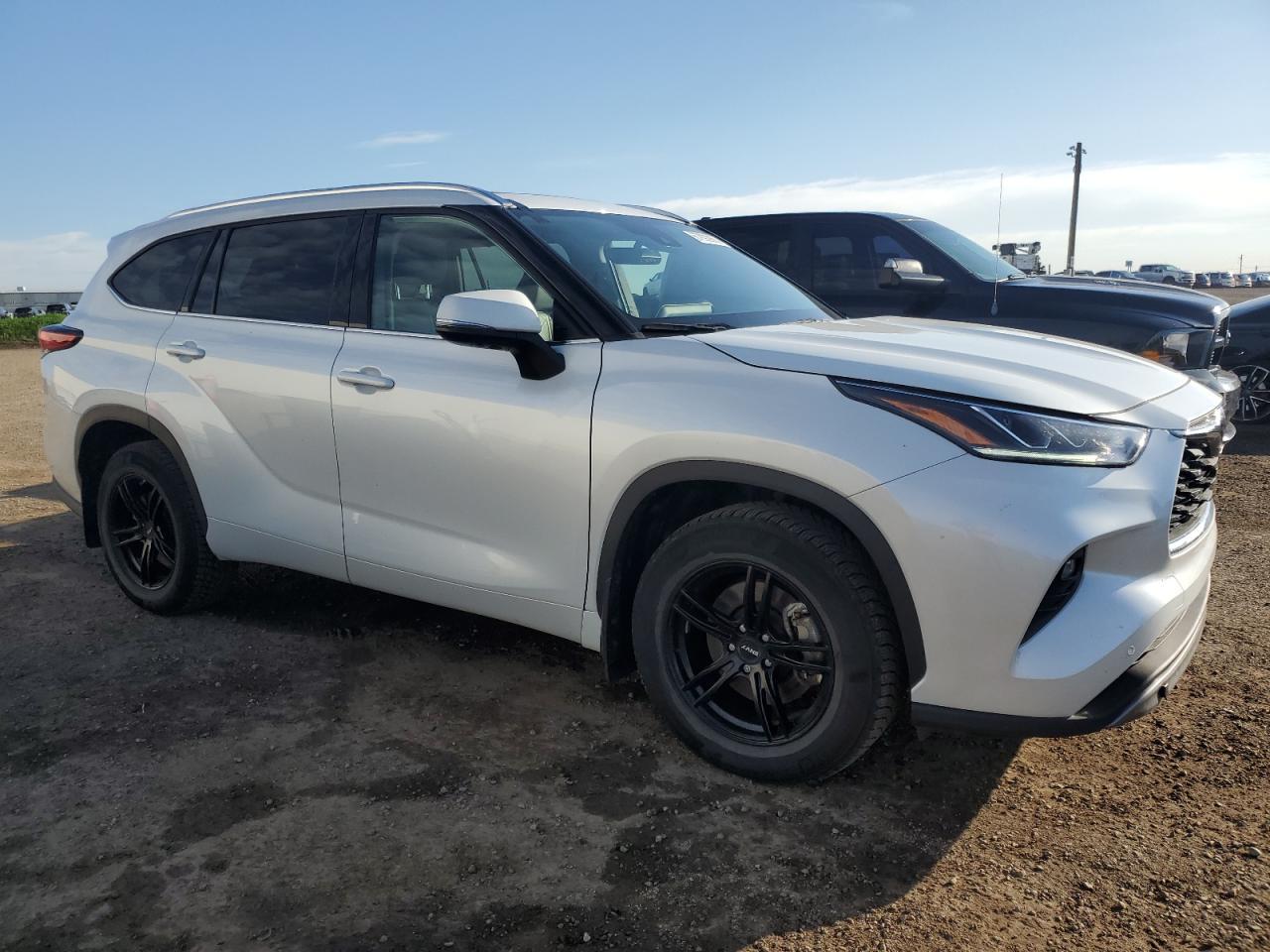 2022 Toyota Highlander Platinum - Image 4