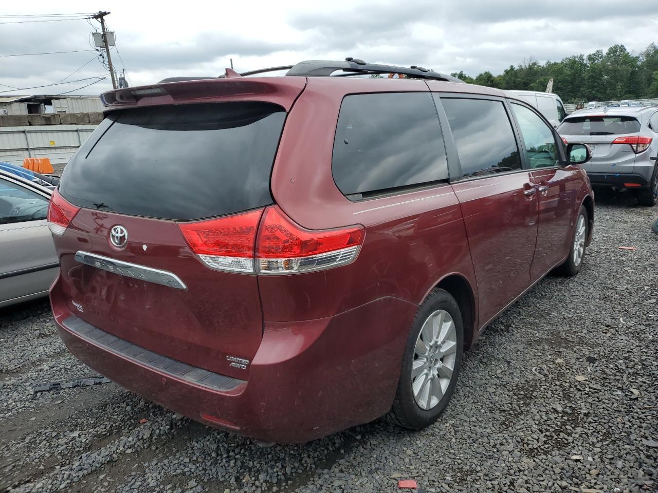 2013 Toyota Sienna Xle - Image 3