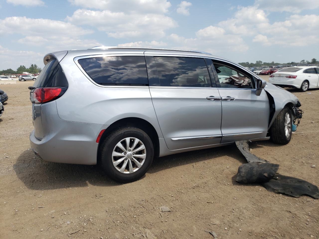 2018 Chrysler Pacifica Touring L - Фото 3