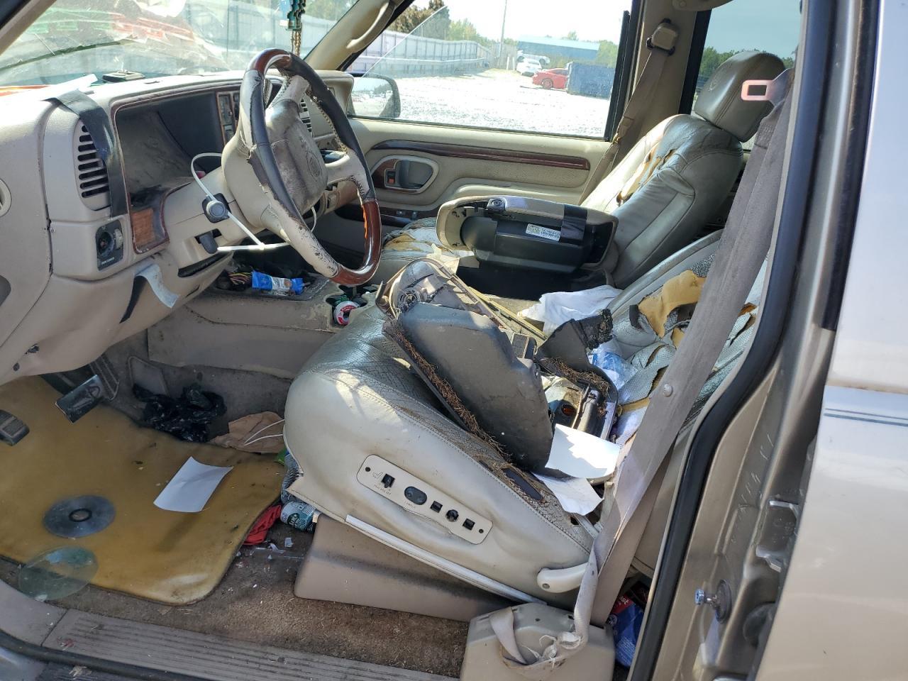 2000 Cadillac Escalade Luxury - Image 7